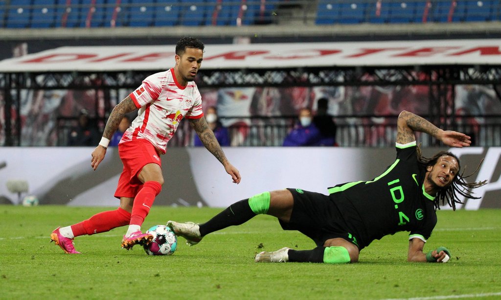 Vor dem 1:2 ausgewackelt: Justin Kluivert gegen Kevin Mbabu.