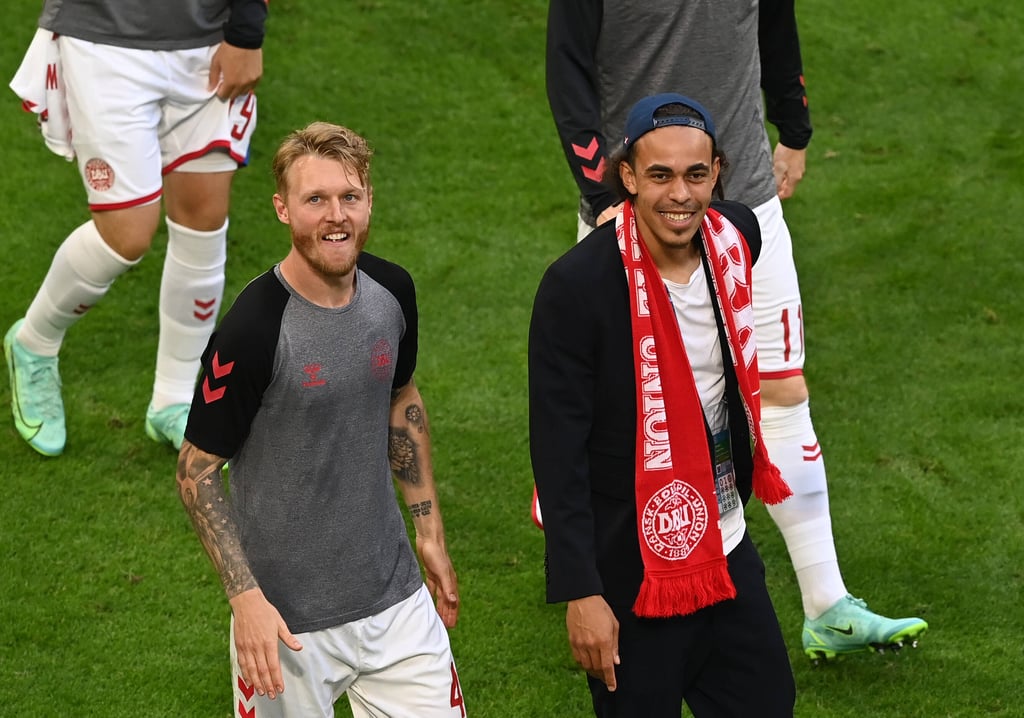 Anzug und Fanschal statt Trikot: Yussuf Poulsen freute sich aber auch ohne Einsatz mit seinen Kollegen.
