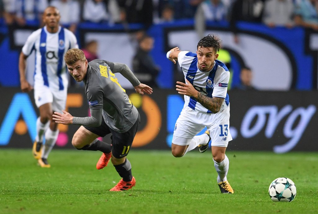 Weiß, wie man RB und Timo Werner bespielt: Portos Ales Telles (r.)
