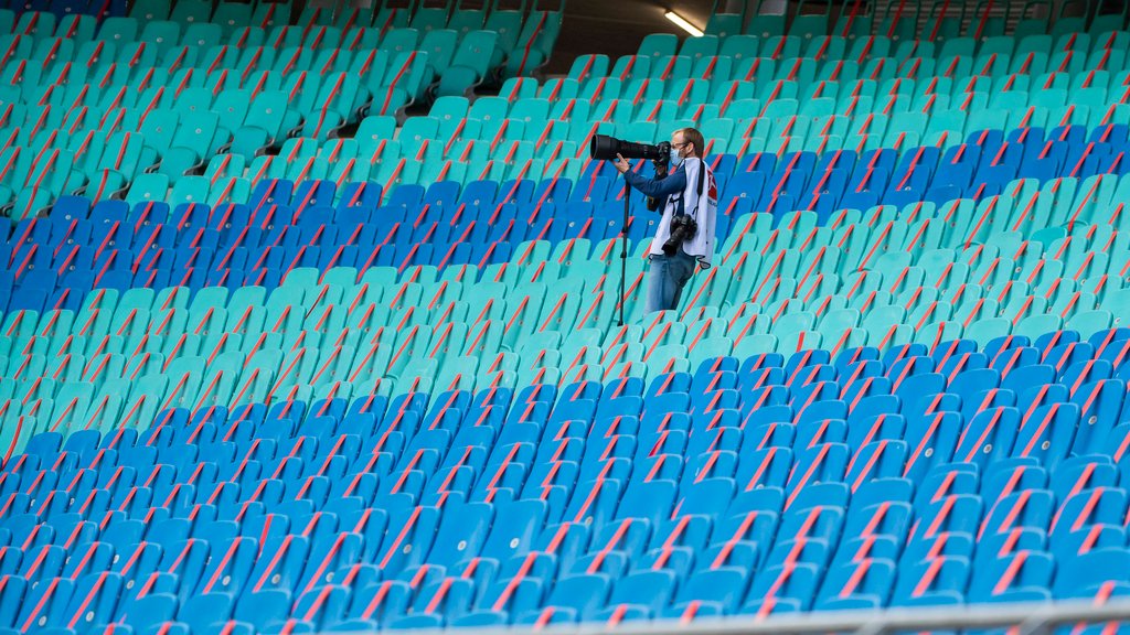 Ein einsamer Fotograf, wo einst Fanmassen aufeinander hockten.