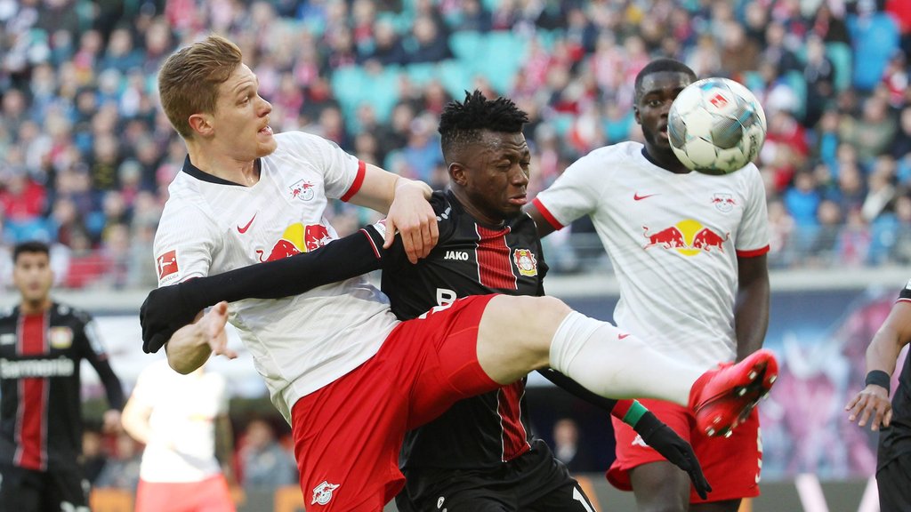 Marcel Halstenberg gegen Leverkusens Edmond Tapsoba.