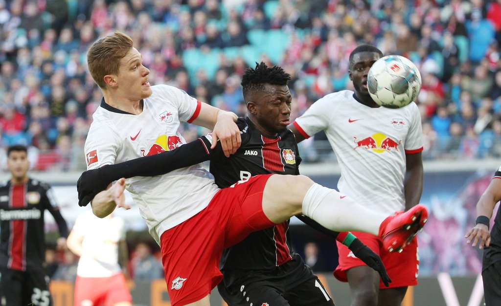 Marcel Halstenberg gegen Leverkusens Edmond Tapsoba.