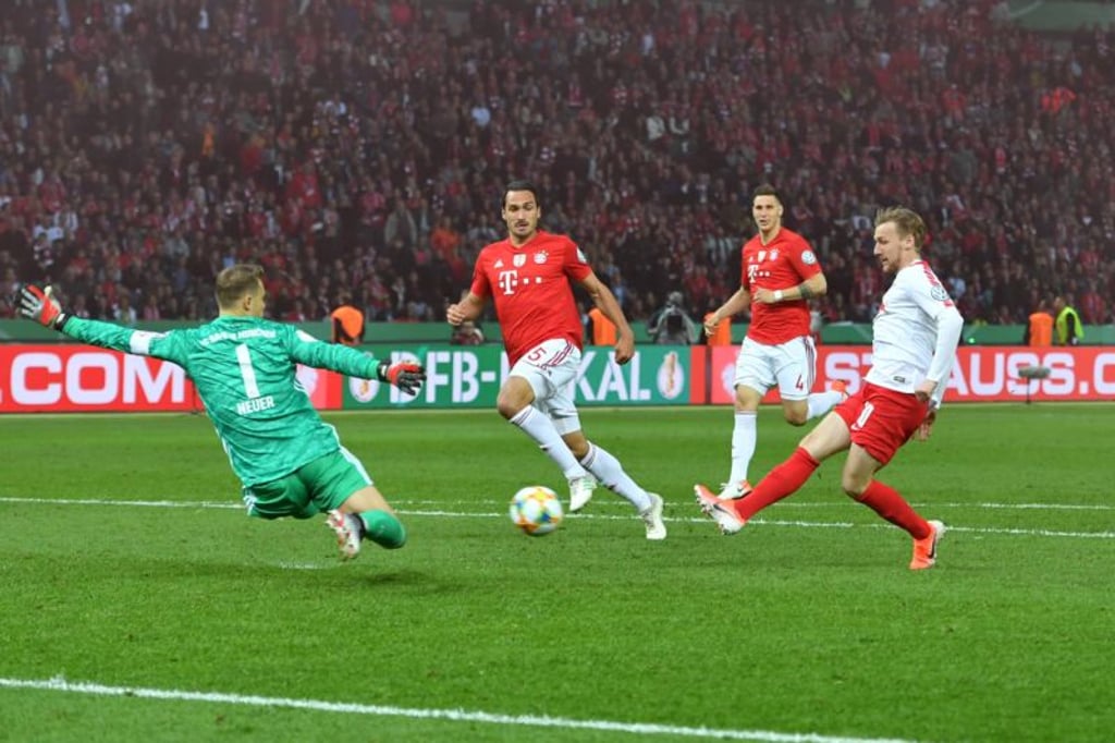 Torchance Emil FORSBERG (L), Aktion,Zweikampf,scheitert an Manuel NEUER (Torwart FC Bayern Muenchen),der den Ball pariert, hi:Mats HUMMELS (Bayern Muenchen), Niklas SUELE (Bayern Muenchen), Fussball,Saison 2018/19, DFB Pokal Finale RB Leipzig (L) – FC Bayern Muenchen (M) 0-3, im Olympiastadion in Berlin am 25.05.2019.