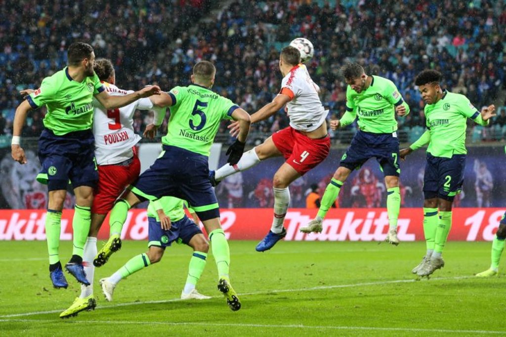 Willi Orban gewinnt ein Kopfballduell gegen den FC Schalke 04.