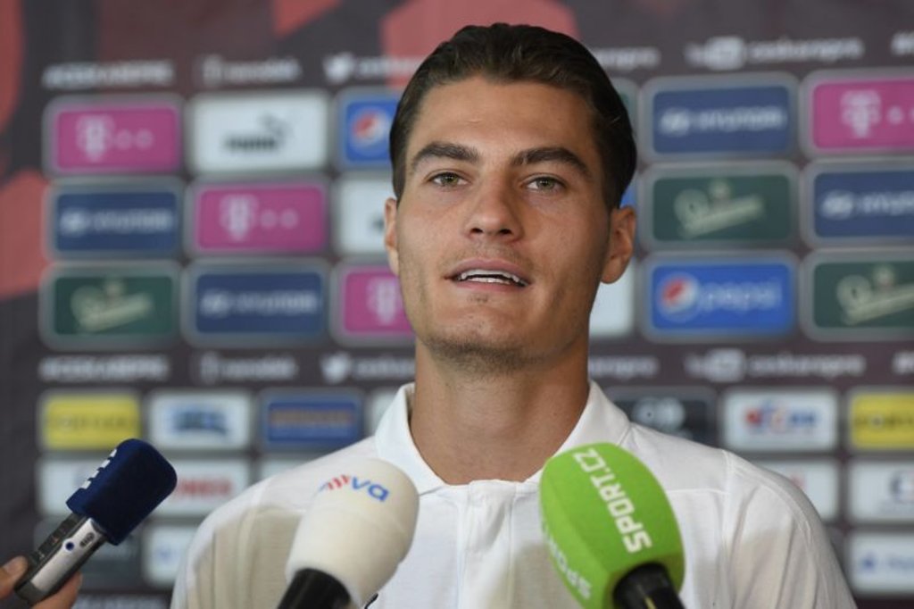 Patrik Schick erklärt der Presse in Tschechien seinen Wechsel zu RB Leipzig.