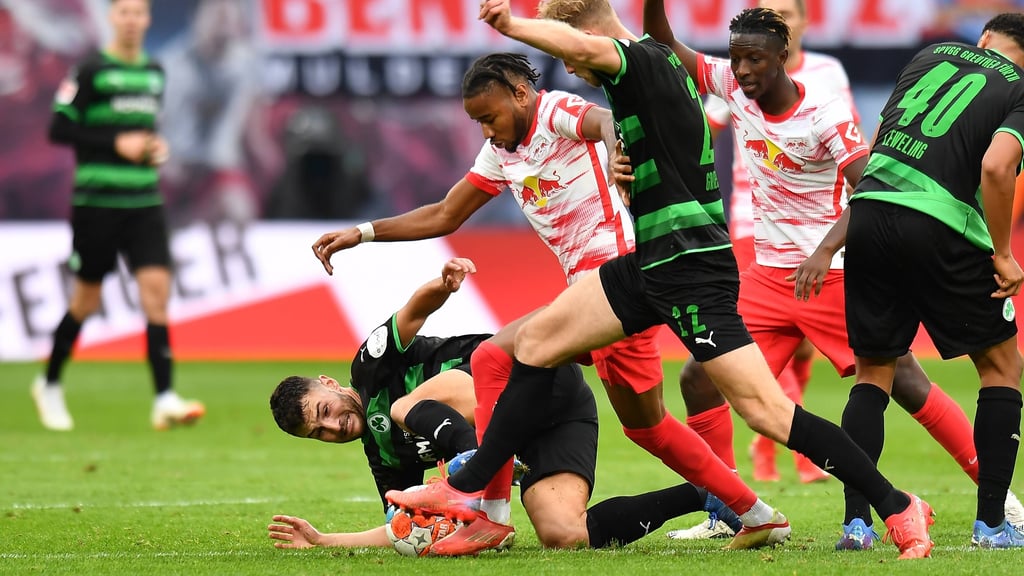 Wildes Getümmel: Christopher Nkunku und Amadou Haidara im Fürther Gedränge.