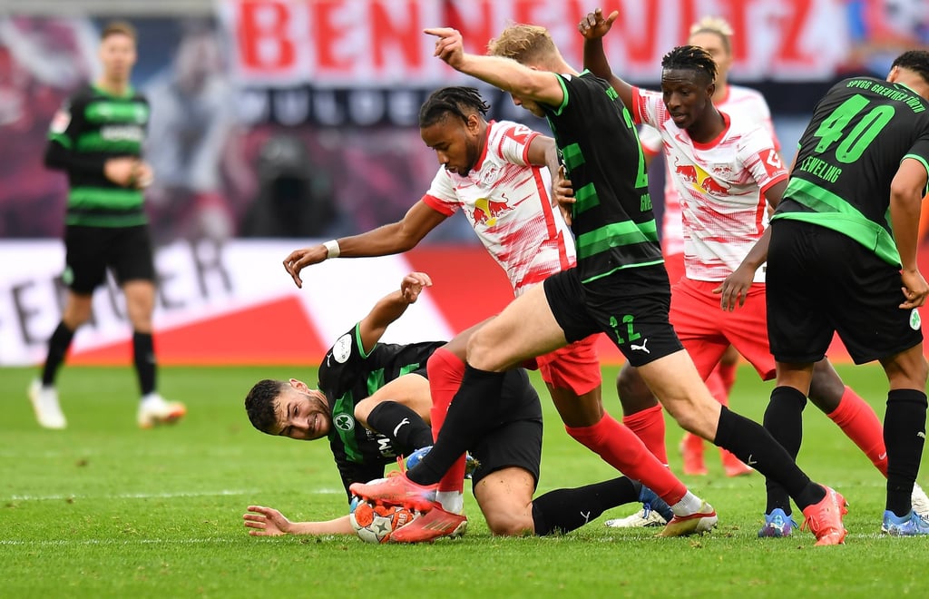 Wildes Getümmel: Christopher Nkunku und Amadou Haidara im Fürther Gedränge.