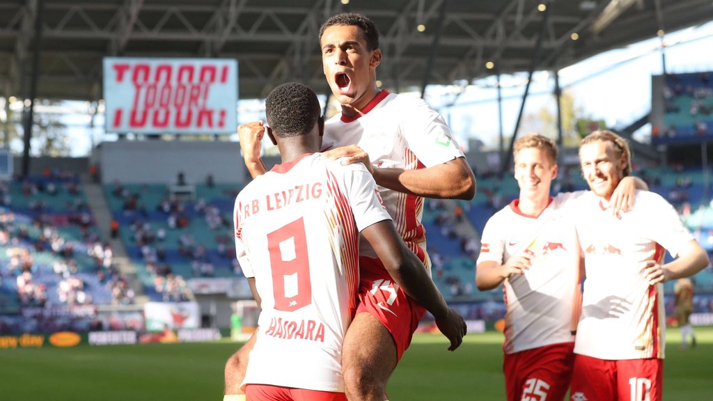 Glückwunsch Doudou: Haidara empfängt die Gratulanten für sein Tor zum 3:1
