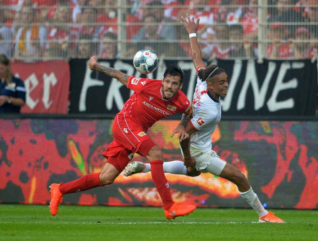 Unions Christopher Trimmel versucht RB-Stürmer Yussuf Poulsen zu stoppen.