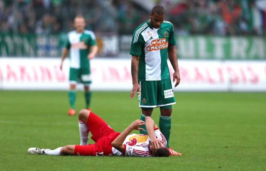Terrence Boyd spielte mit Rapid Wien gegen Red Bull Salzburg – und schlug Stefan Ilsanker die Nase blutig.