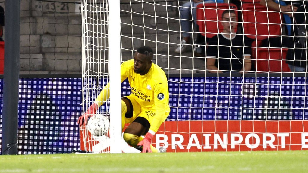 Yvon Mvogo fischt sein Eigentor aus dem Netz.