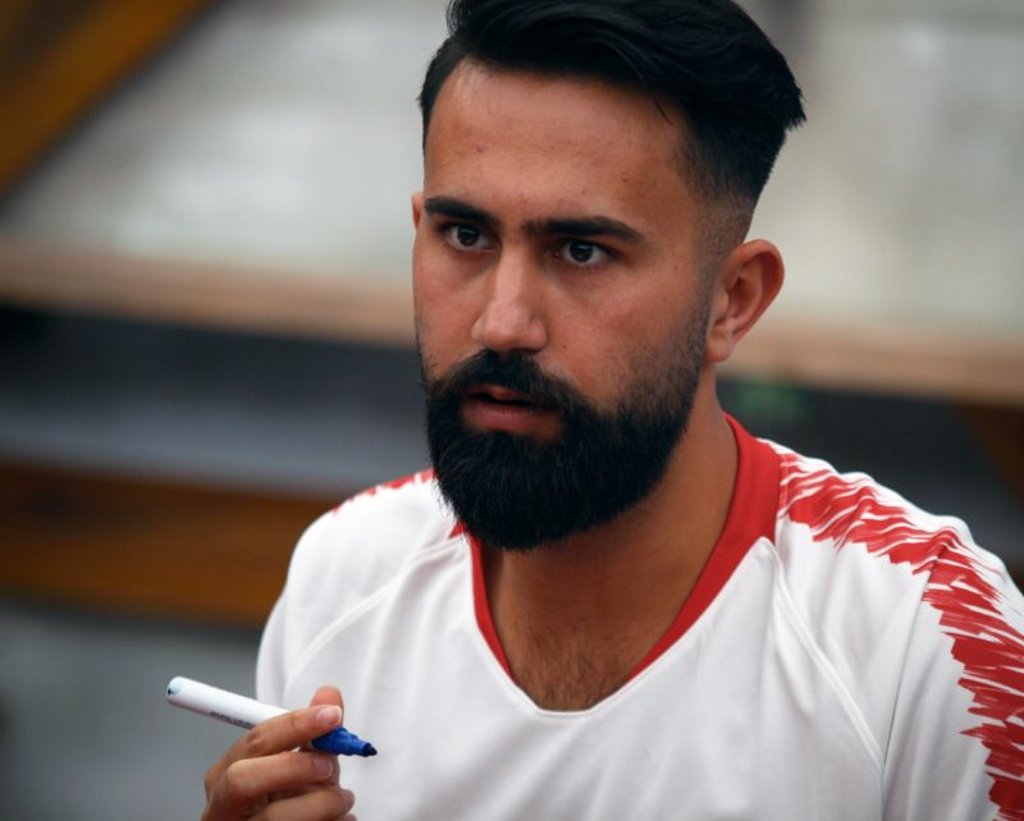 Cihan Yasarlar spielt FIFA für RB Leipzig an der PlaySation.