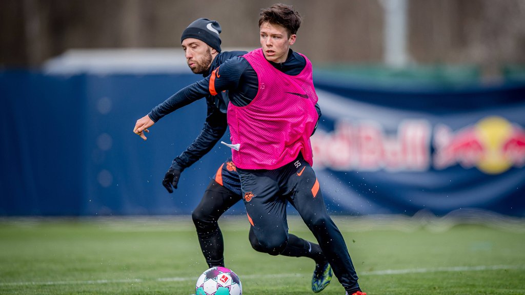 RB Leipzigs Sidney Raebiger (r.) und Kevin Kampl im Trainingsduell.&nbsp;
