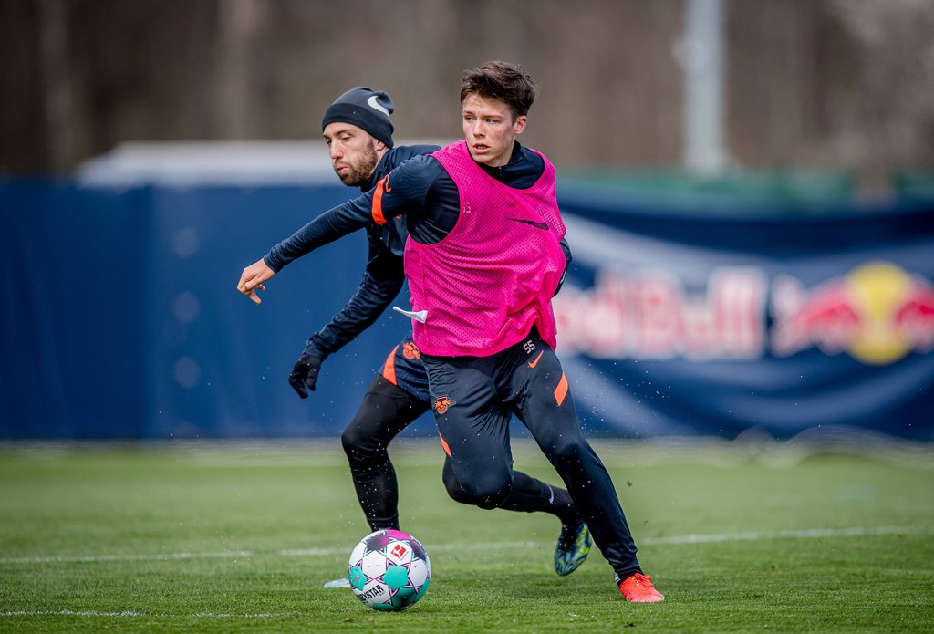 RB Leipzigs Sidney Raebiger (r.) und Kevin Kampl im Trainingsduell. 