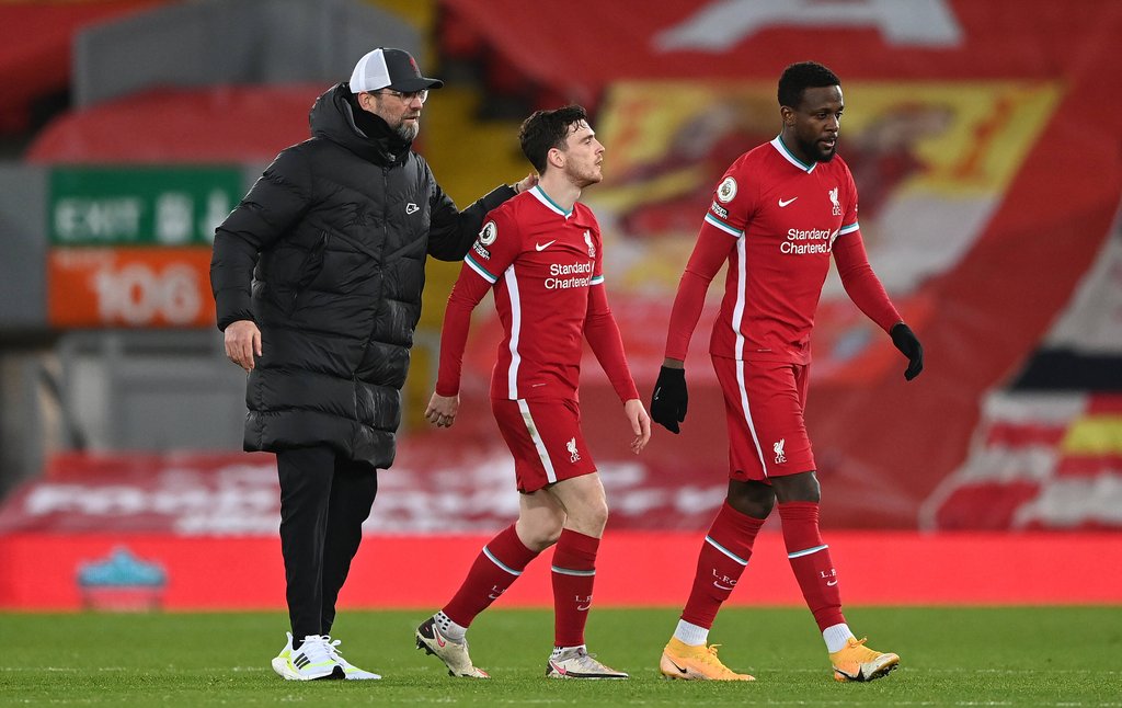 Jürgen Klopp tröstet seinen Spieler Andrew Robertson nach der erneuten Heimpleite (links: Divock Origi)