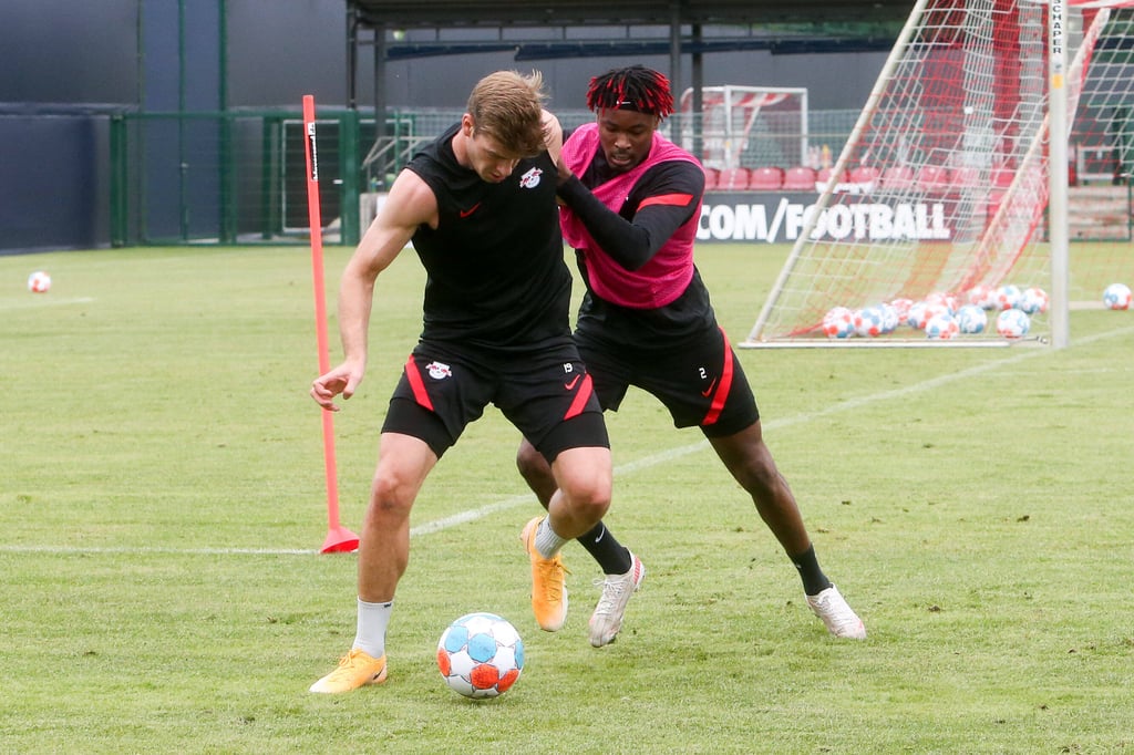 Alexander Sörloth und Neuzugang Mohamed Simakan (r.) können im ersten RB-Test auflaufen.