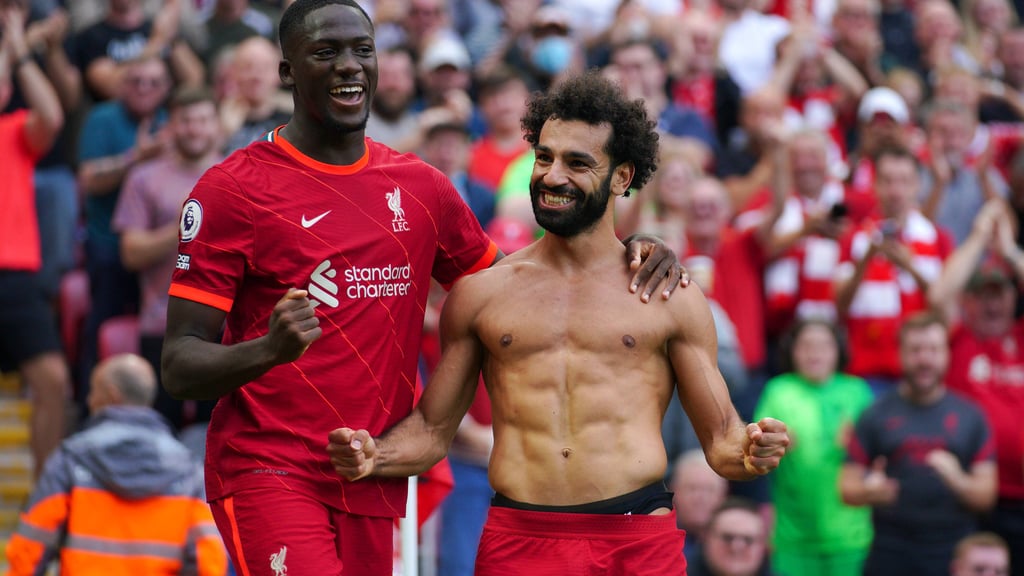 Ibrahima Konate (l.) feiert mit Mohamed Salah das Tor des Ägypters.