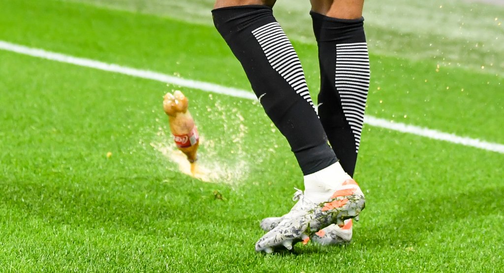 Neben Christpher Nkunku landet im Spiel zwischen Olympique Lyon und RB Leipzig eine Colaflasche.