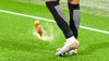 Neben Christpher Nkunku landet im Spiel zwischen Olympique Lyon und RB Leipzig eine Colaflasche.
