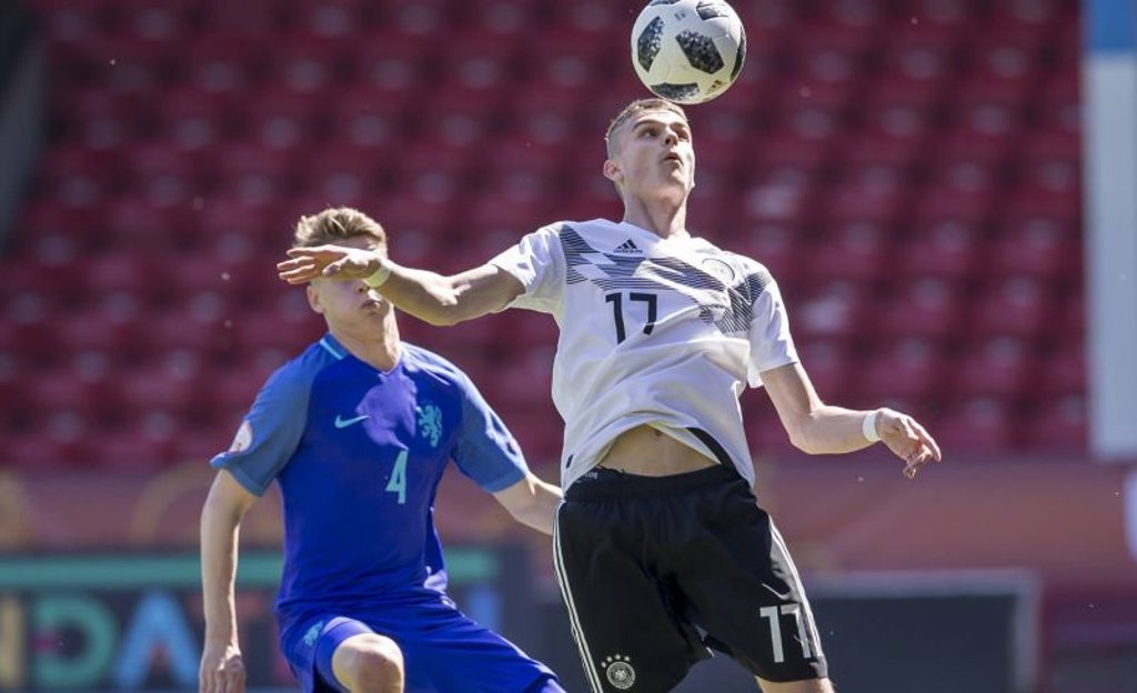 Fabrice Hartmann von RB Leipzig kontrolliert den Ball gegen den Niederländer Ramon Hendriks von Feyernorrd Rotterdam.