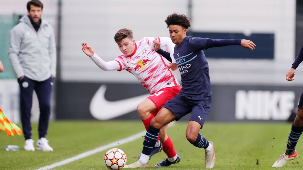 Sidney Raebiger von RB Leipzig gegen Kane Taylor.