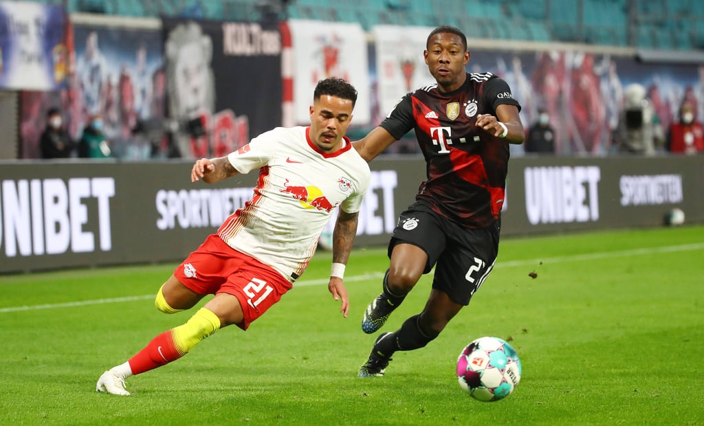 Justin Kluivert (l.) im Zweikampf mit David Alaba vom FC Bayern.