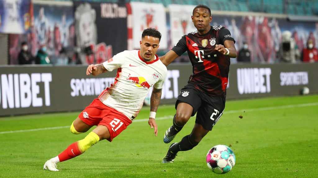 Justin Kluivert (l.) im Zweikampf mit David Alaba vom FC Bayern.