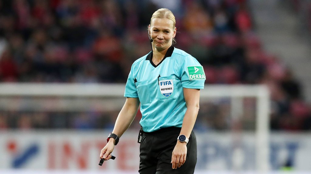 Bibiana Steinhaus feiert beim Spiel SC Paderborn gegen RB Leipzig nach Verletzung ihr Debüt in dieser Bundesliga-Saison.