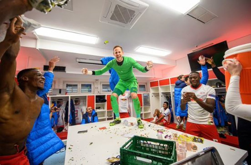 Torwart Peter Gulacsi und seine Mitspieler von RB Leipzig feiern den Sieg gegen Manchester United.