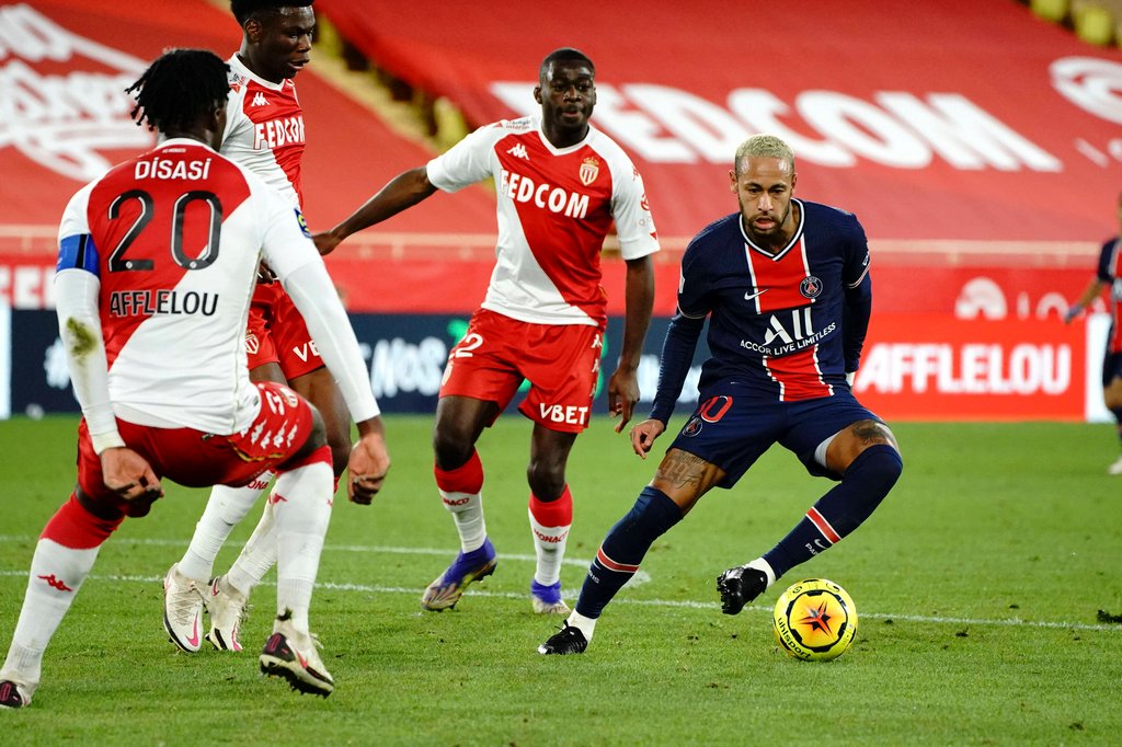 Neymar (r.) erlebte bei seinem Comeback eine Niederlage mit PSG.