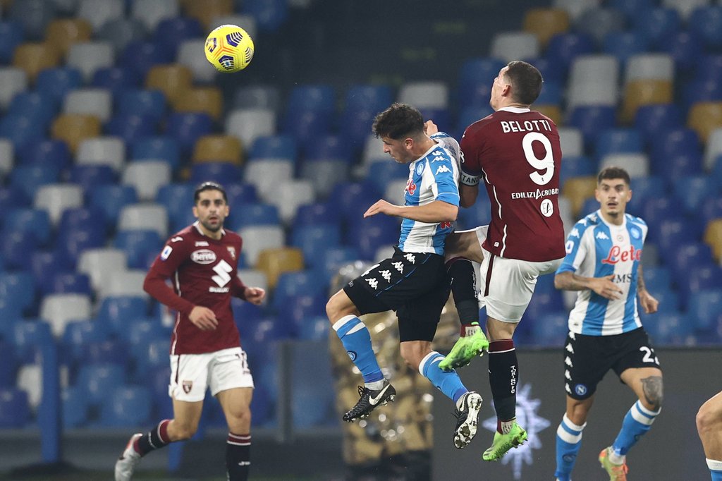 Turins Andrea Belotti (2.v.r.) springt Diego Demme mit dem Knie in den Rücken und fügt ihm dabei eine Verletzung zu.