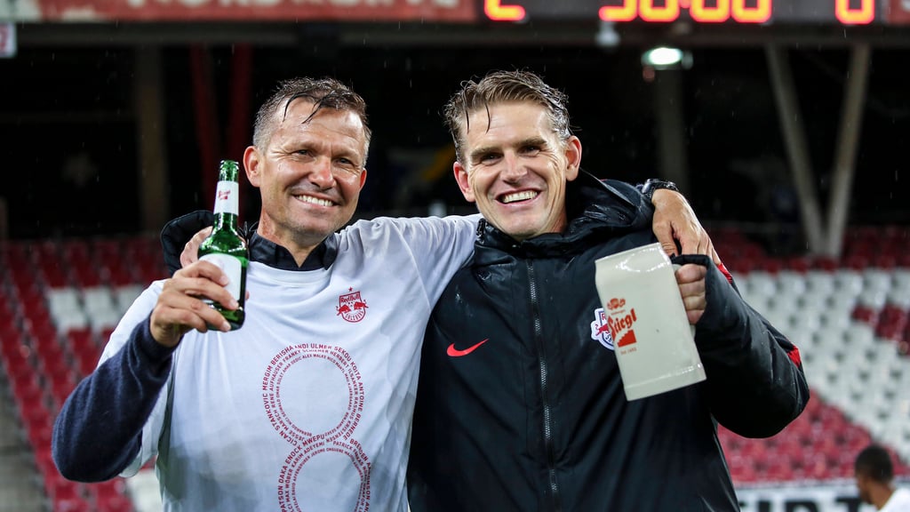 Ein Freund, ein guter Freund: Jesse Marsch und Christoph Freund beim Siegerbier.