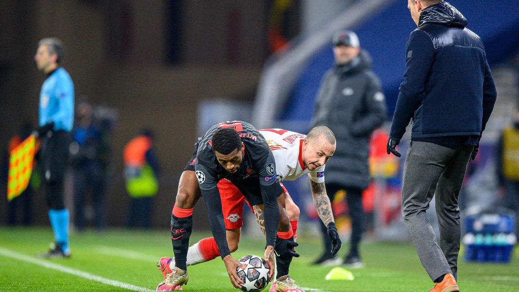 Meiner! Nee, meiner! Liverpools Wijnaldum und Leipzigs Angeliño (r.) debattieren, wem der Ball gehört