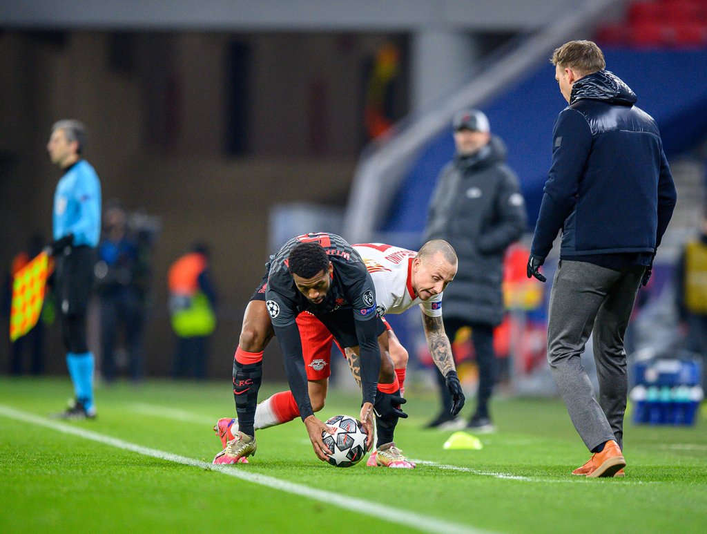 Meiner! Nee, meiner! Liverpools Wijnaldum und Leipzigs Angeliño (r.) debattieren, wem der Ball gehört