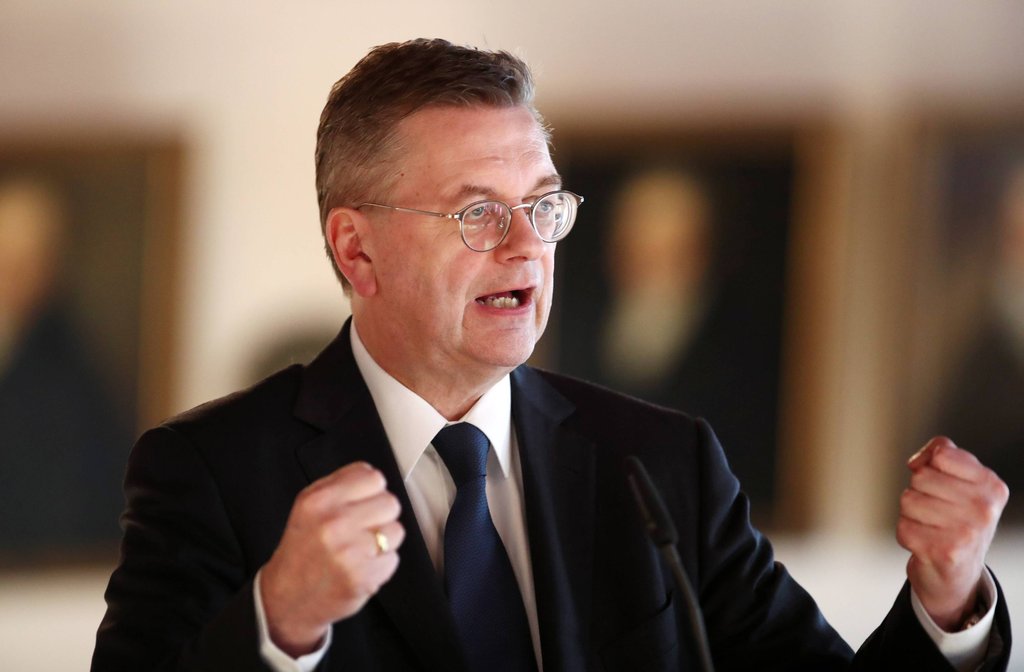 Reinhard Grindel denkt darüber nach, Investoren den Einstieg in die Bundesluga zu erleichtern.