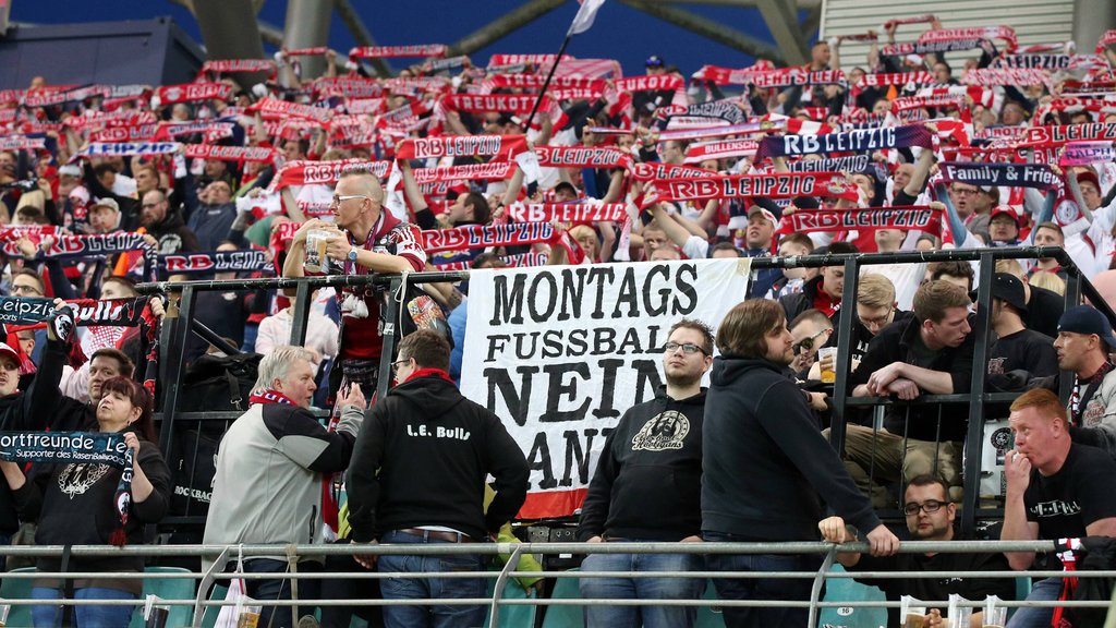 Ein Banner gegen Montagsspiele im Fan-Block von RB Leipzig.