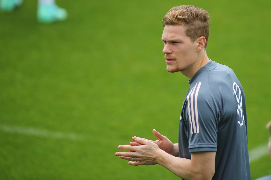 Beim Trainingslager mit der deutschen Nationalmannschaft in Seefeld/Tirol muss sich Marcel Halstenberg anderweitig Ablenkung suchen.