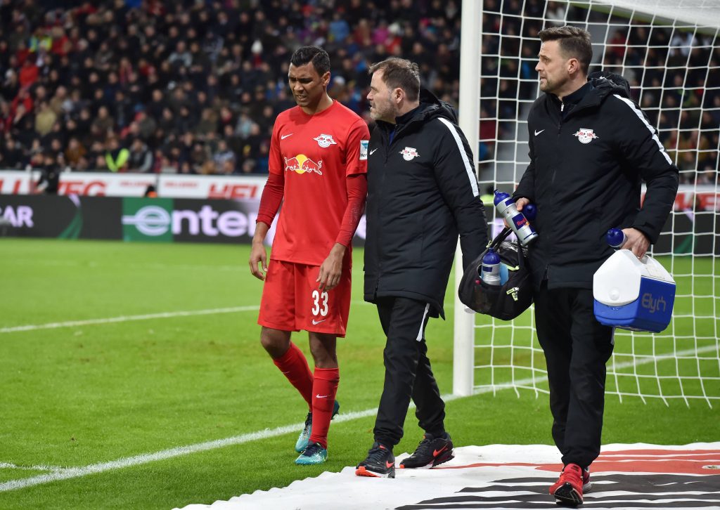 Der verletzte Marvin Compper wird in Leverkusen vom Platz begleitet.