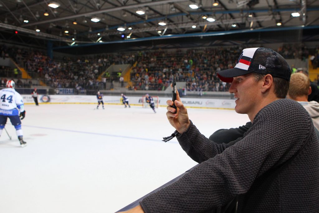 Als Gast zu den Eishockeyspielen von Red Bull München: ja. Fußballer bei den New York Red Bulls: nein. Bastian Schweinsteiger.