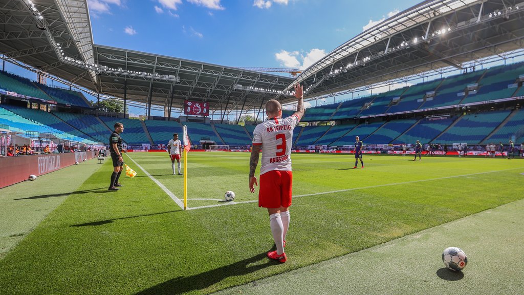 Keiner da: Angelino mit Blick von der Eckfahne auf das leere Stadion.