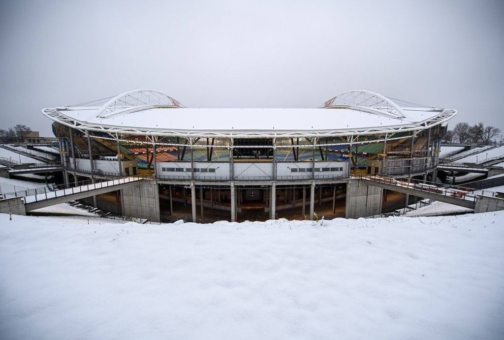 Die eingeschneite Red-Bull-Arena, Heimstätte von RB Leipzig.