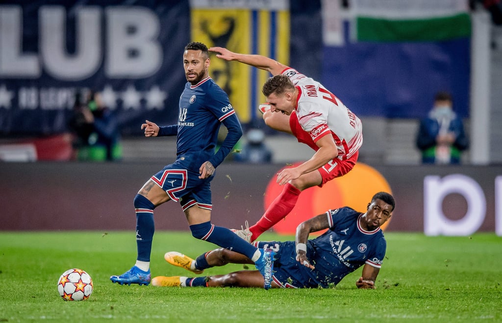 Schmerzhaftes Duell: Willi Orban wird von PSG-Profi Presnel Kimpembe hart getackelt, Neymar schaut zu