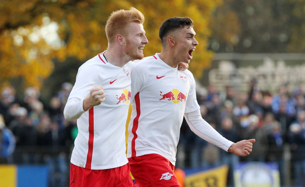 Torschützen unter sich: Patrick Strauß und Zsolt Kalmár jubeln mit RB Leipzig über einen Sieg gegen Carl Zeiss Jena.