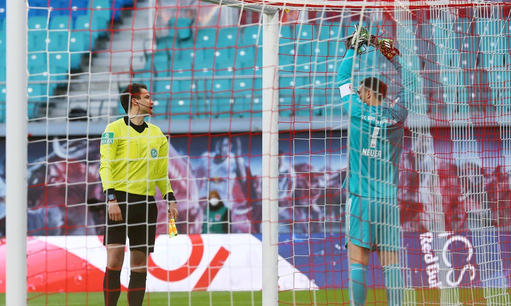 Für das Schiedsrichtergespann war das Spiel zwischen Bayern München und RB Leipzig mental anstrengend. Im Bild: Lasse Koslowski und Manuel Neuer.