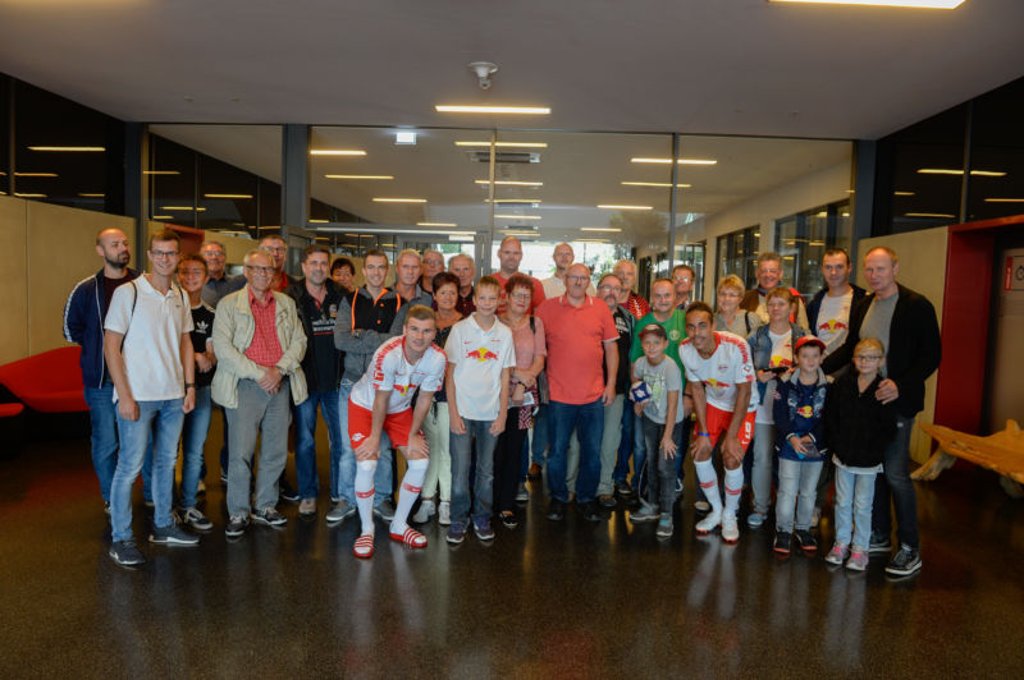 Gruppenfoto der MZ-Leser mit Yussuf Poulsen und Timo Werner.