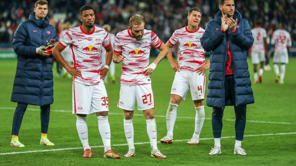Benjamin Henrichs (2.v.l.) und seine enttäuschten Teamkollegen Konrad Laimer und Willi Orban (2.v.r.) nach der Pleite gegen PSG.