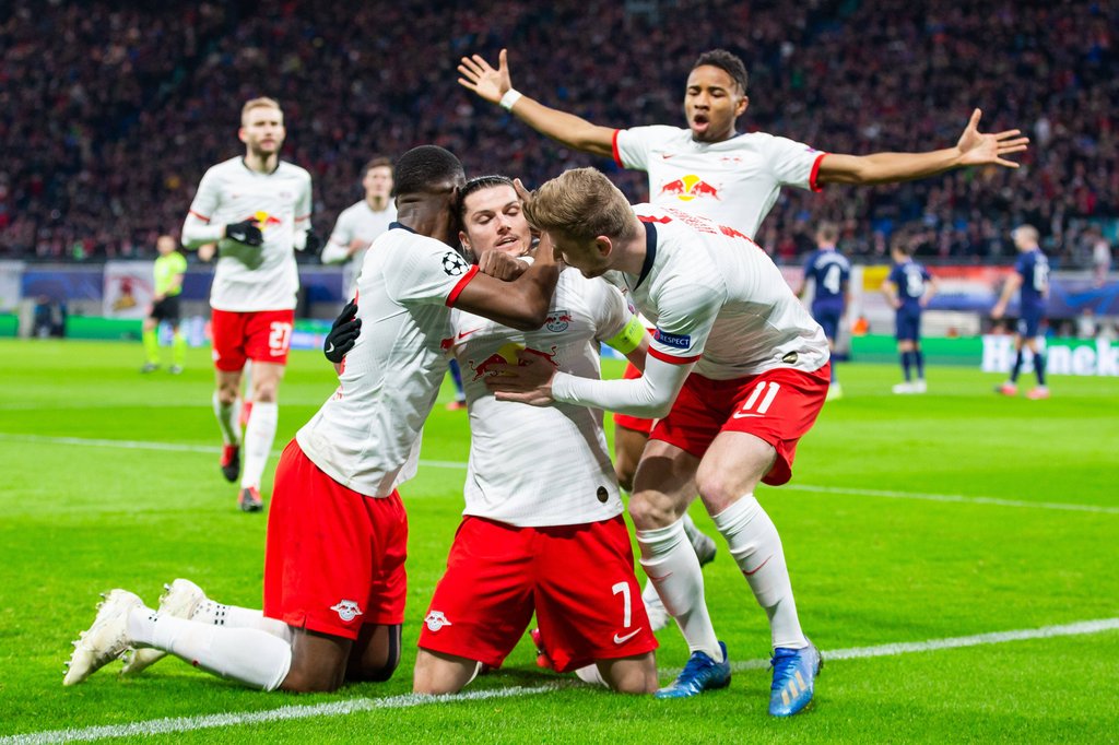 Matchwinner Marcel Sabitzer lässt sich von seinen RB-Teamkollegen feiern.