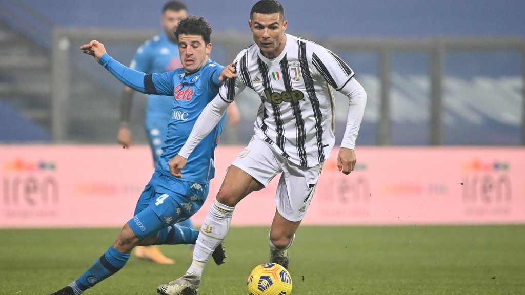 Diego Demme (l.) kommt gegen Superstar Cristiano Ronaldo zu spät.