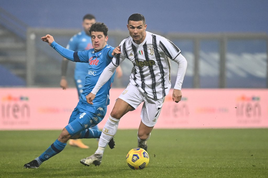 Diego Demme (l.) kommt gegen Superstar Cristiano Ronaldo zu spät.