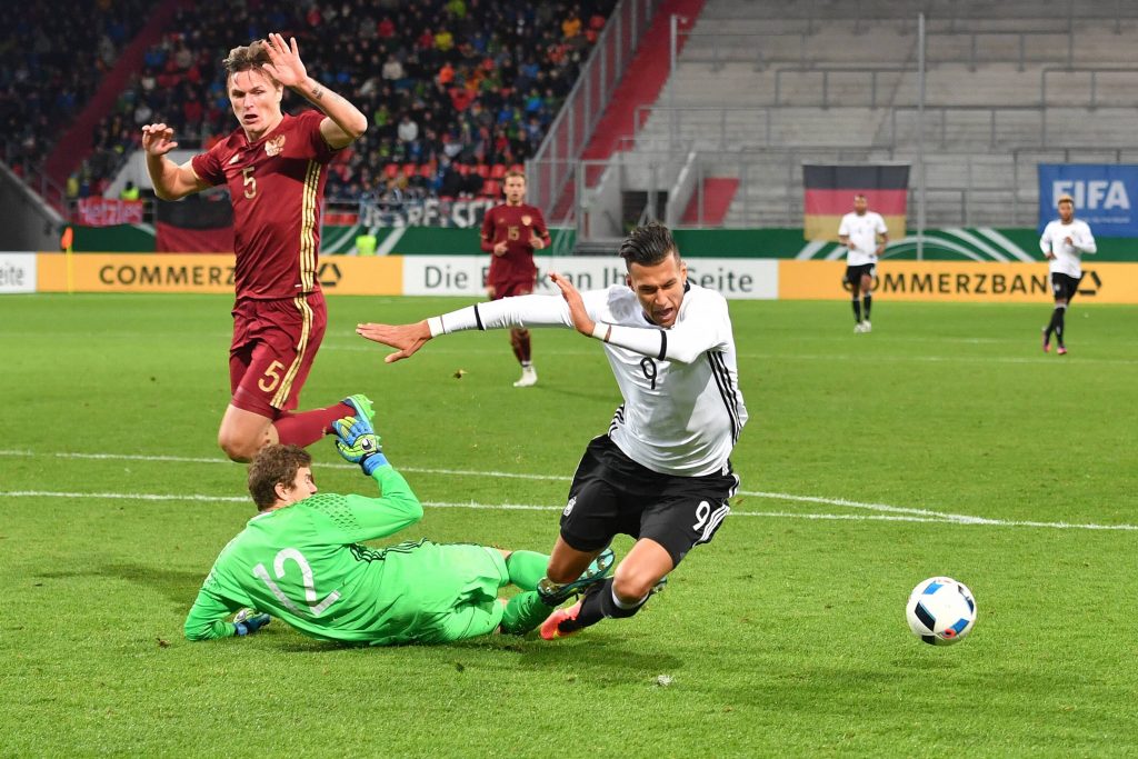 Davie Selke gegen Russland in Strafraum-Action.
